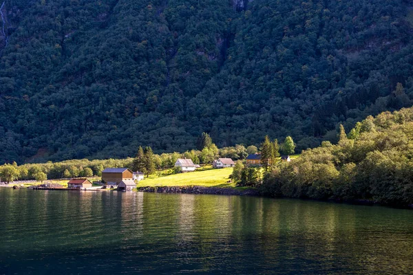 Sonnenbeleuchtete Nogwegische Farm Fuße Des Berges Gudvangen Fjord — Stockfoto