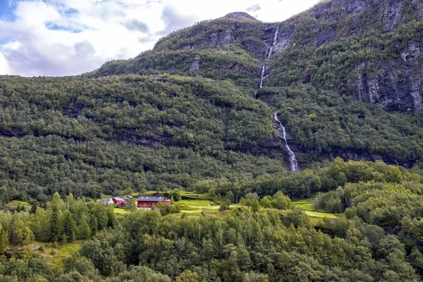 Granja Noruega Pie Montaña Contra Cascada — Foto de Stock