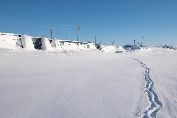 冰封的河面上覆盖着白雪和小径 — 图库照片