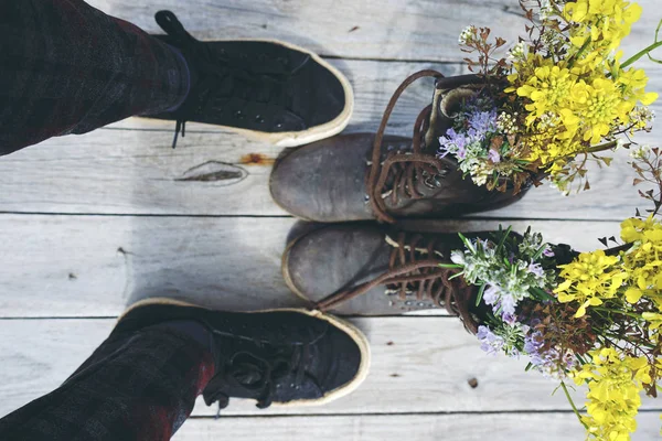 Close Photo Female Shoes Old Boots Filled Spring Flowers — Stock Photo, Image