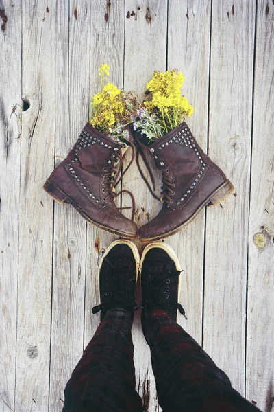 Close Photo Female Shoes Old Boots Filled Spring Flowers — Stock Photo, Image
