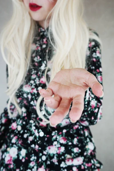 Foto Der Jungen Blonden Frau Niedlichen Kleid Mit Blumen Hand — Stockfoto