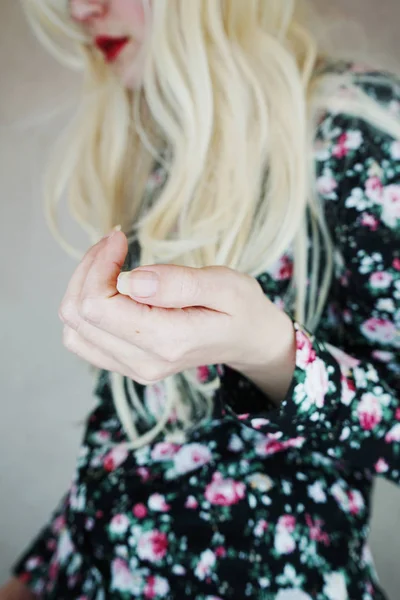 Foto Der Jungen Blonden Frau Niedlichen Kleid Mit Blumen — Stockfoto