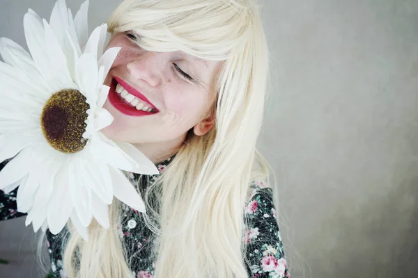 Foto Joven Mujer Rubia Feliz Lindo Vestido Con Flor Grande — Foto de Stock