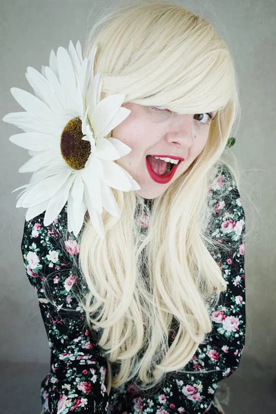 Foto Mujer Rubia Feliz Lindo Vestido Con Flor Grande Blanca — Foto de Stock