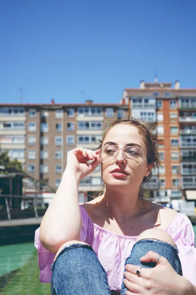Foto Jovem Bonita Camisa Rosa Óculos Livre Dia Verão — Fotografia de Stock