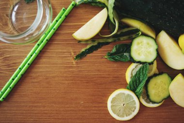 cam kavanoz ahşap tahta üzerinde yakınındaki limonlu taze salatalık yakın çekim fotoğraf