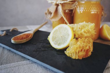 lezzet bal taze limon ve masada tahta kaşık ile cam kavanozlara yakın çekim fotoğraf