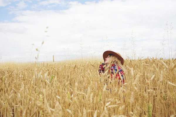 Jonge Blonde Land Vrouw Poseren Het Gele Gebied Van Tarwe — Stockfoto