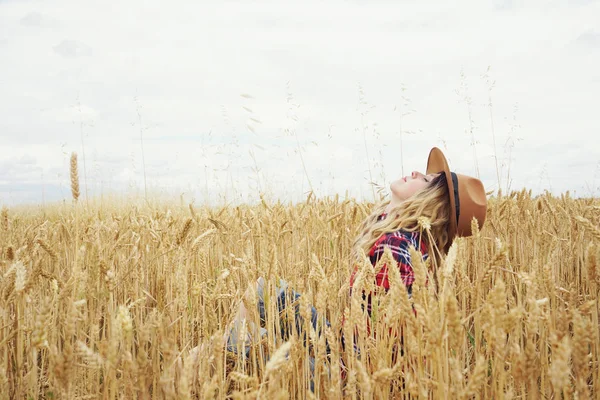Young Blonde Woman Wearing Brown Hat Posing Yellow Field Wheat — Stok Foto
