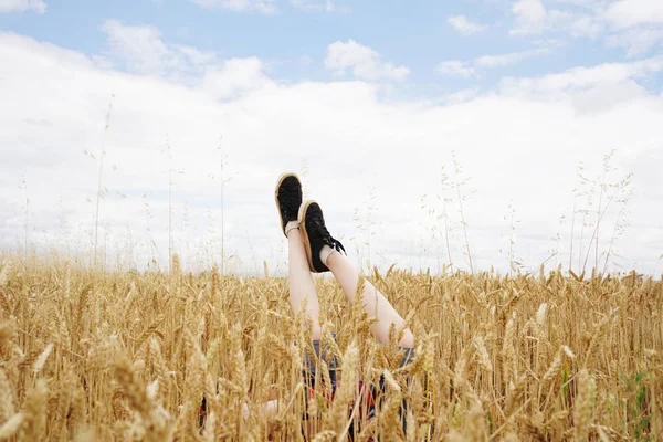 Criança Levantou Pernas Sobre Campo Trigo Dia Ensolarado Verão — Fotografia de Stock