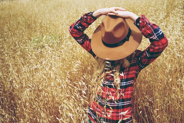 Jovem Mulher Loira Usando Chapéu Marrom Posando Campo Amarelo Trigo — Fotografia de Stock