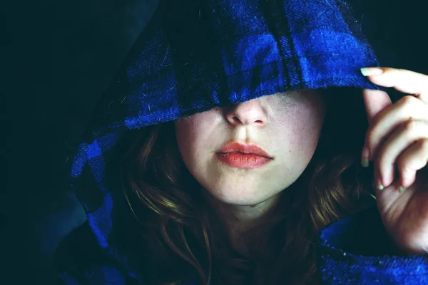Fechar Retrato Uma Jovem Mulher Usando Capuz Azul Posando Fundo — Fotografia de Stock