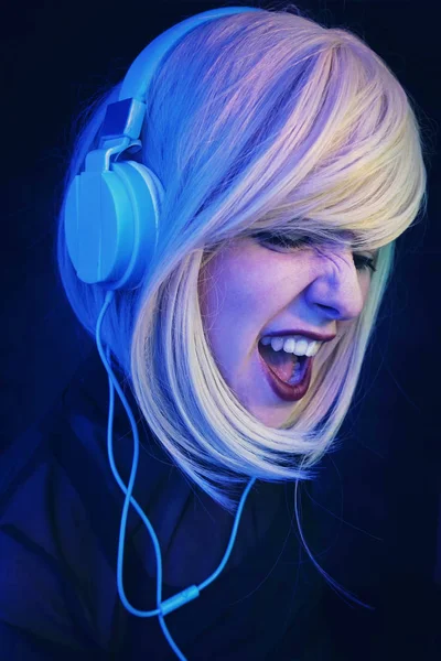 Retrato Azules Oscuras Luces Jóvenes Mujer Con Los Auriculares — Foto de Stock