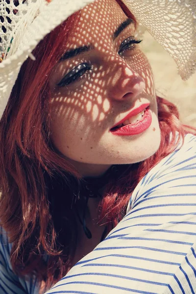Outdoor Portrait Von Junge Schöne Frau Mit Roten Haaren Tragen — Stockfoto
