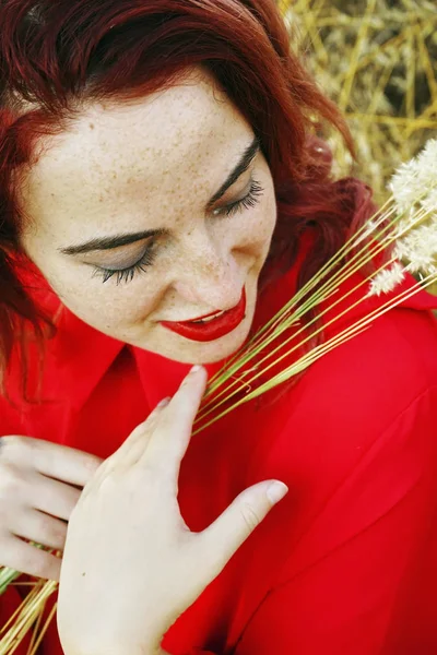 Jonge Mooie Roodharige Vrouw Genieten Van Natuur Herfst Veld — Stockfoto