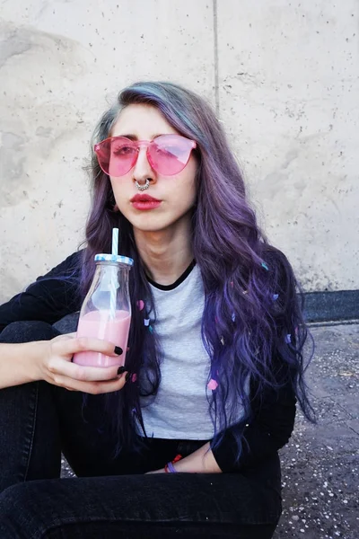 Feliz Adolescente Hermosa Con Gafas Sol Rosa Bebe Disfruta Una — Foto de Stock