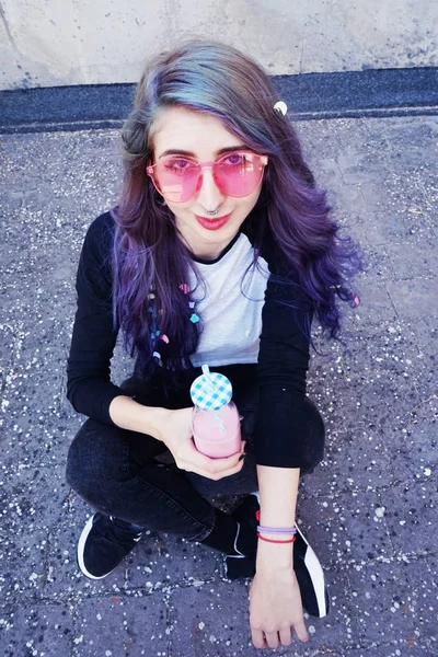 Feliz Adolescente Hermosa Con Gafas Sol Rosa Bebe Disfruta Una — Foto de Stock