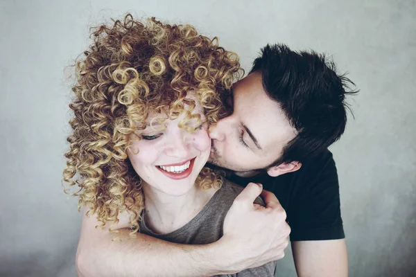 Retrato Una Pareja Caucásica Natural Mujer Joven Con Pelo Rubio —  Fotos de Stock