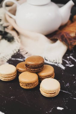 Ahşap masa üzerinde çikolata, kahve ve vanilya macaroons ve Görünümü Kapat           