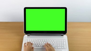 Reklam için yeşil ekran monitör ile bir dizüstü bilgisayarda yazarak.