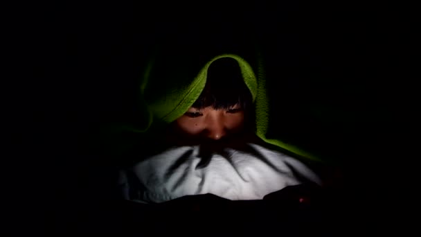 スマート フォンでオンライン コンテンツを見て 寝室で夜 毛布の下に隠れて若いアジアの女の子 — ストック動画