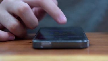 parmakları çok dokunaklı ve modern bir akıllı telefon ekran swiping hareketleri yapmak.