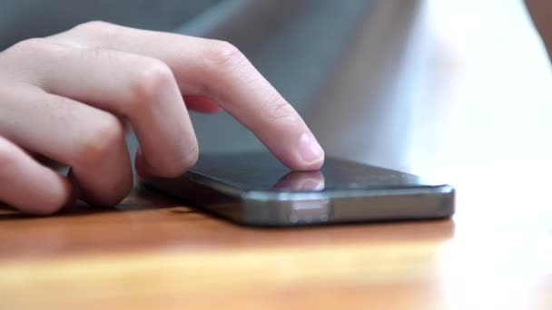 Los Dedos Hacen Gestos Tocando Deslizando Pantalla Teléfono Inteligente Moderno — Vídeo de stock