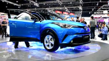 Nonthaburi - 29 Kasım: Toyota C-Hr Modellista araba üzerinde 29 Kasım 2017 Nonthaburi, Tayland Tayland Uluslararası Motor Expo 2017 ekranda.