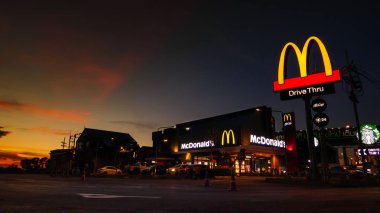 Ayutthaya - 6 Mayıs: Mcdonald's Tayland gün batımında, dünyanın en büyük zincir hamburger fast food restoranlar, günün saatleri sırasında 6 Mayıs 2018, Ayutthaya Tayland kuruluştur.