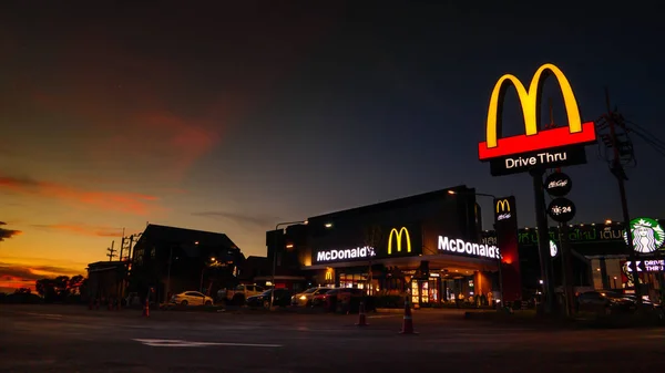 아유타야 맥도날드의 일몰에 공사는 아유타야 태국에 2018 햄버거 패스트 레스토랑 — 스톡 사진