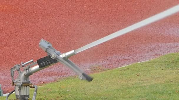 Irrigazione Sprinkler Grandi Dimensioni Erba Cortile Nel Campo Calcio Rallentatore — Video Stock