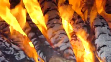 Kömür ve odun fırını içinde parlayan alev kapatın. arka