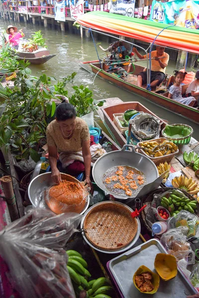Bangkok - 29 Temmuz: meyve sebze ve gıda Khlong Lat Mayom yüzen Pazar, ünlü ve yerli halk ve turistler arasında popüler Tarih 29 Temmuz 2018, Bangkok, Tayland, Thailand, gemilerde satan çiftçi.