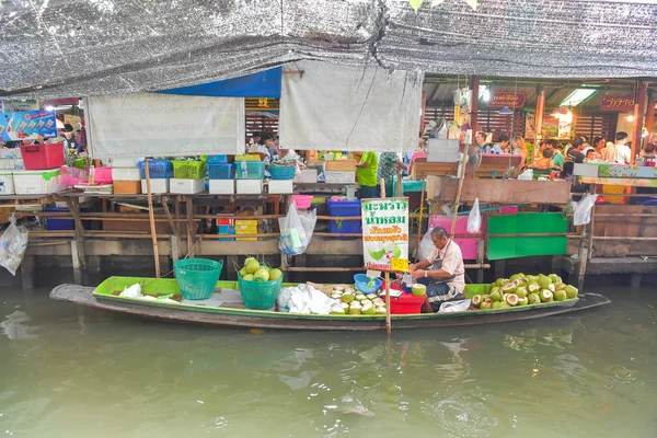 Bangkok - 29 Temmuz: meyve sebze ve gıda Khlong Lat Mayom yüzen Pazar, ünlü ve yerli halk ve turistler arasında popüler Tarih 29 Temmuz 2018, Bangkok, Tayland, Thailand, gemilerde satan çiftçi.