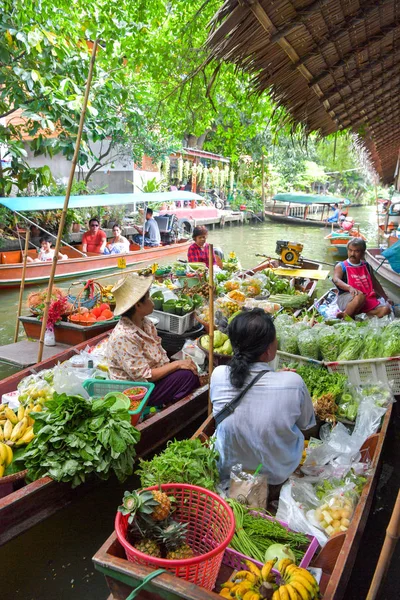 フルーツ野菜とクロン緯度 Mayom 2018 日タイ バンコクでの水上マーケット 有名な地元の人や観光客の間で人気でボートの上に食べ物を販売バンコク — ストック写真