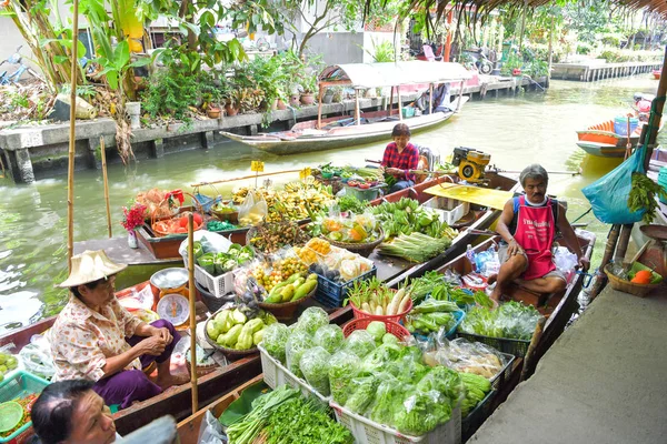 Bangkok - 29 Temmuz: meyve sebze ve gıda Khlong Lat Mayom yüzen Pazar, ünlü ve yerli halk ve turistler arasında popüler Tarih 29 Temmuz 2018, Bangkok, Tayland, Thailand, gemilerde satan çiftçi.