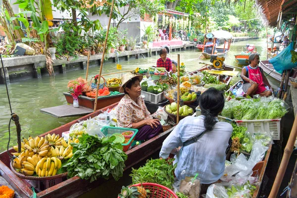 Bangkok - 29 Temmuz: meyve sebze ve gıda Khlong Lat Mayom yüzen Pazar, ünlü ve yerli halk ve turistler arasında popüler Tarih 29 Temmuz 2018, Bangkok, Tayland, Thailand, gemilerde satan çiftçi.