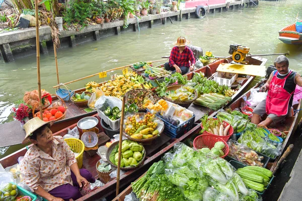 Bangkok - 29 Temmuz: meyve sebze ve gıda Khlong Lat Mayom yüzen Pazar, ünlü ve yerli halk ve turistler arasında popüler Tarih 29 Temmuz 2018, Bangkok, Tayland, Thailand, gemilerde satan çiftçi.