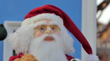 Noel baba bebek dekorasyon Noel zamanında. Dolly zoom.