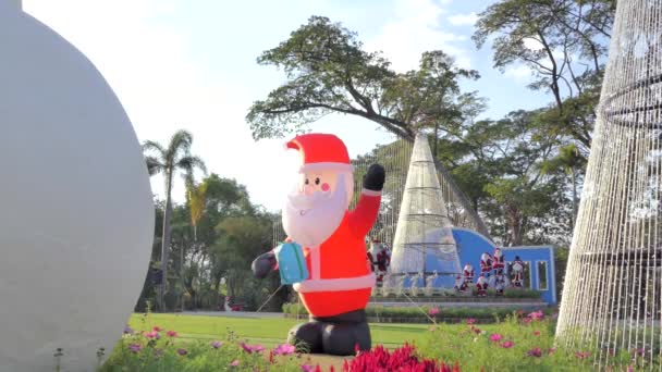Украшение Куклы Санта Клауса Рождественское Время Dolly Zoom — стоковое видео