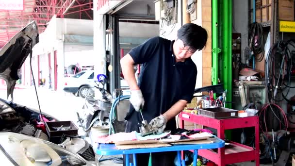 Asiatique Mécanicien Homme Vérification Entretien Moteur Voiture Valve Dans Garage — Video