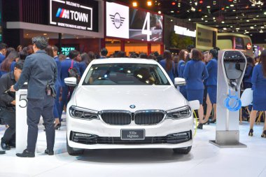 Nonthaburi - 28 Kasım: Bmw 530e Highline araba ekranda 35 Tayland Uluslararası Motor Expo üzerinde 28 Kasım 2018 Nonthaburi, Tayland.
