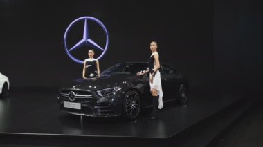 Nonthaburi - 28 Kasım: Tanımlanamayan model Mercedes-Benz Amg Cls 53 4MATIC + araba 35 Tayland Uluslararası Motor Expo ekranda 28 Kasım 2018 Nonthaburi, Tayland ile.