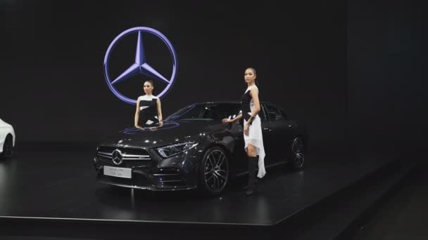 ノンタブリー 2018 日ノンタブリ タイの タイ国際モーターエキスポでディスプレイ上のメルセデス ベンツ Amg Cls Matic 車で正体不明のモデル — ストック動画