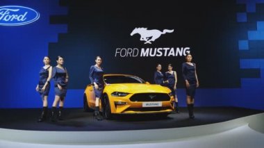 Nonthaburi - 28 Kasım: Tanımlanamayan model Ford Mustang araba 35 Tayland Uluslararası Motor Expo ekranda 28 Kasım 2018 Nonthaburi, Tayland ile.