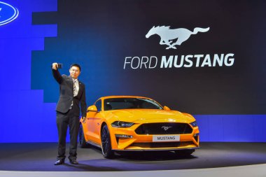 Nonthaburi - 28 Kasım: Ford Mustang araba ekranda 35 Tayland Uluslararası Motor Expo üzerinde 28 Kasım 2018 Nonthaburi, Tayland.