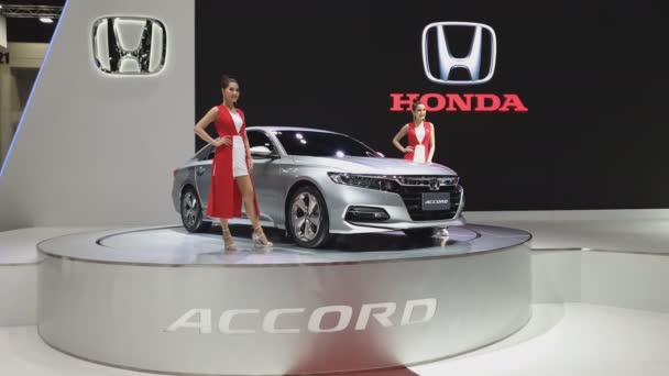 2018 日ノンタブリ タイの タイ国際モーターエキスポでディスプレイ上のノンタブリー Honda Accord の雑種車 — ストック動画