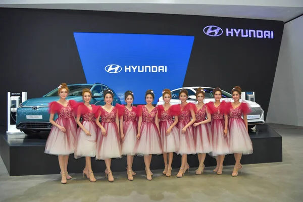 Nonthaburi Novembre Modèle Non Identifié Avec Une Voiture Hyundai Exposée — Photo