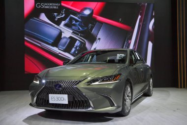 Nonthaburi - 28 Kasım: Lexus Es 300h sigorta primi araba ekranda 35 Tayland Uluslararası Motor Expo üzerinde 28 Kasım 2018 Nonthaburi, Tayland.